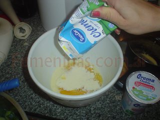 Incorporar crema de leche 250 cm a los huevos